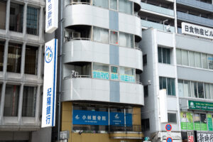 北新地駅から徒歩5分の立地の医院の外観