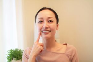 北新地で急な虫歯治療を受け、痛みが改善した患者の笑顔