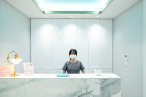 スタッフが笑顔で接客します