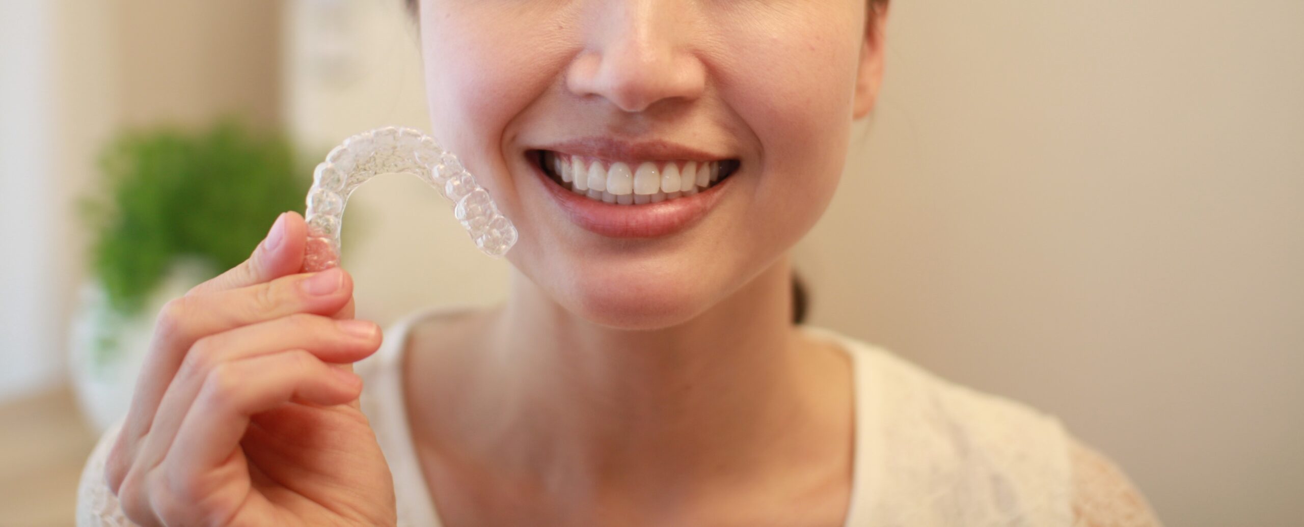 北新地・堂島で矯正するなら？インビザラインとワイヤー矯正の違いを歯科医が解説