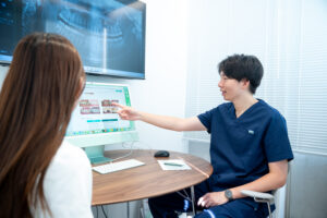 西梅田の歯科医院で前歯セラミック治療のカウンセリング