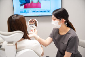 北新地の歯科医院で歯周病と噛み合わせについて説明しているカウンセリング風景