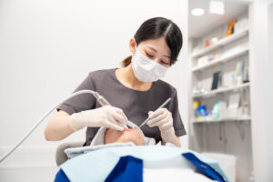 北新地で歯周病治療のカウンセリングを行っている様子