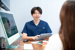 西梅田でガミースマイル治療のカウンセリングを行っている様子