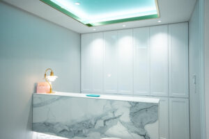 北新地駅徒歩5分の歯科医院の外観と受付