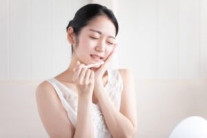 歯周病で歯茎から出血する女性の様子堂島
